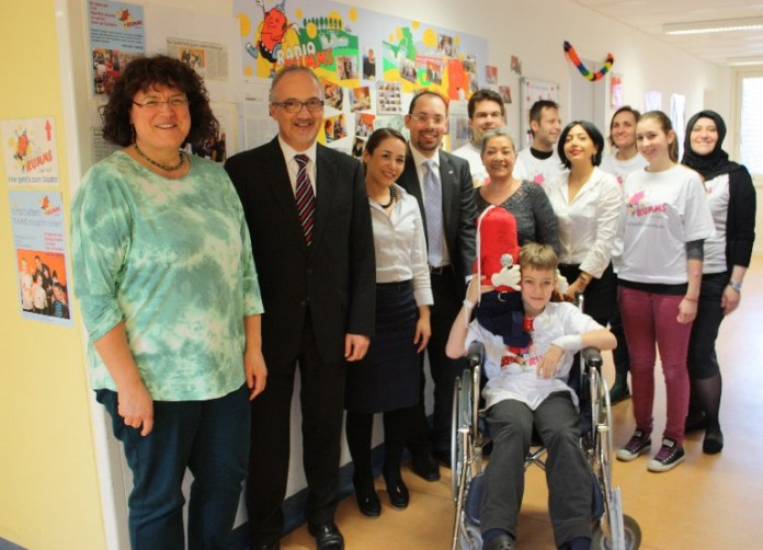 Bärbel Handlos (Geschäftsführerin Gesundheitstreffpunkt Mannheim), Vertreter der VR Bank Rhein-Neckar eG und das Team von Radio RUMMS mit dem neuen Maskottchen.