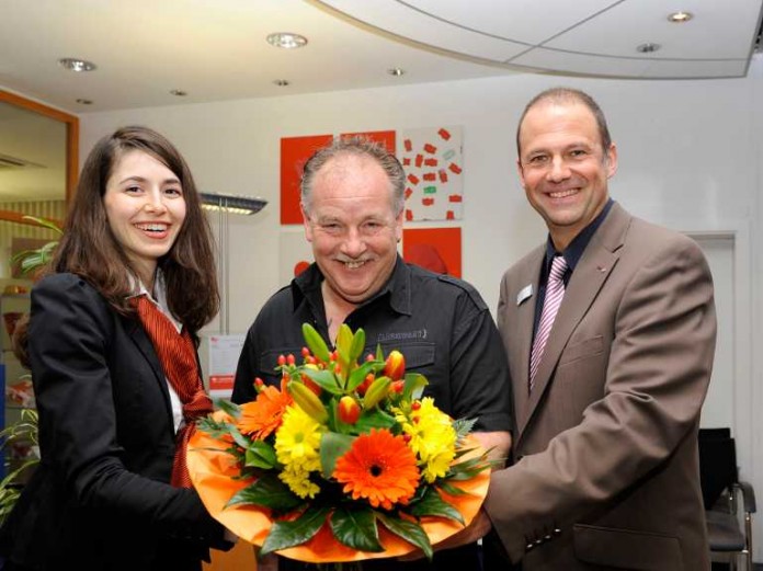 Freuten sich: Der glückliche Gewinner Peter Prokopf (Bildmitte) sowie Tülay Meyer und Jürgen Lerch von der Sparkasse.