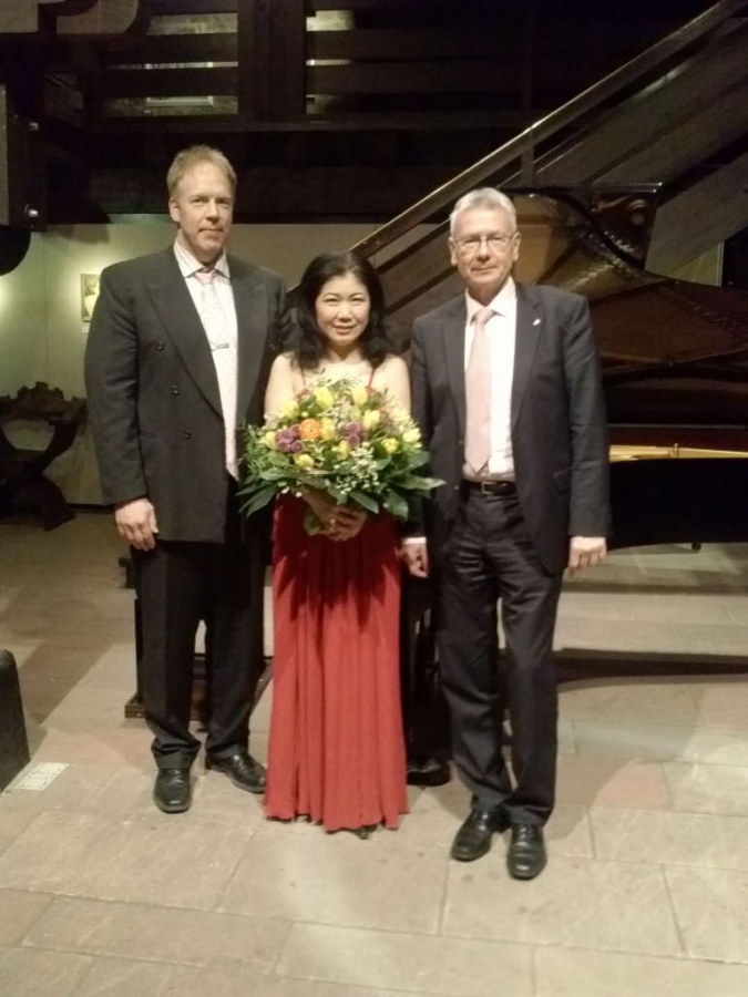Die Pianistin Sachiko Furuhata-Kersting (Mitte) mit Oberbürgermeister Dr. Klaus Weichel (rechts) und Andreas Schmidt, 2. Vorsitzender des japan. Gartens