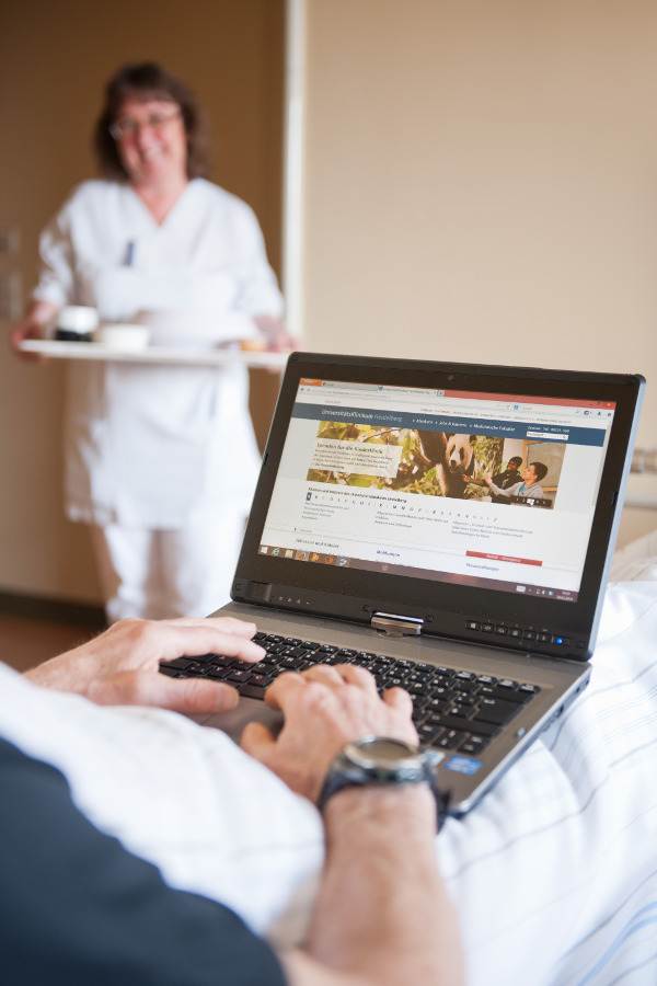 Auf dem gesamten Gelände des Universitätsklinikums Heidelberg können Patienten, Angehörige, Studenten, Mitarbeiter und Besucher nun gebührenfrei den kabellosen Internetzugang über Funk (WLAN) nutzen.