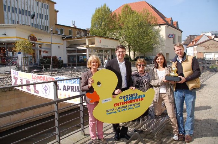 Freuen sich auf das Entenrennen.