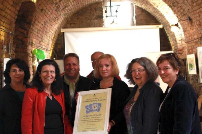 Die Intiatorinen Brigitte Zimmermann-Petrullat und Anette Bundschuh (2. und 3. v.l) Daniela Kobelt Neuhaus von der Karl-Kübestifung (Mitte), Maria Zimmermann (TSB ganz links), Christine Friedrich (DEHOGA-Bergstraße), Matthias Schimpf (Kreis Bergstraße)