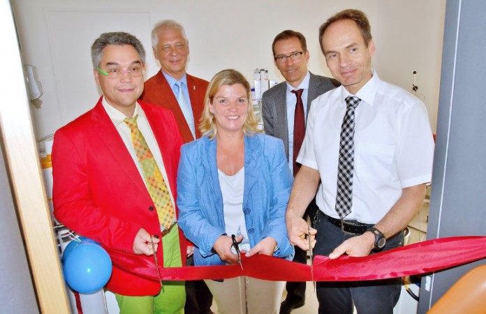 Eröffnet wurde die Bereitschaftsdienstzentrale in Heppenheim mit dem symbolischen Durchschneiden eines roten Bandes.