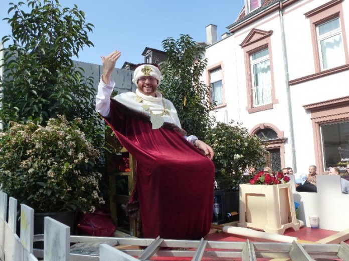 Der Wagen des Weststadtvereins mit Andreas Kränzle als Kurfürst, 2. Platz bei den Großen Wagen