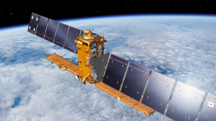 Sentinel-1A ist der erste Satellit des europäischen Erdbeobachtungsprogramms Copernicus. Am oberben Ende des Satelliten ist die runde Struktur des LCT montiert - einer neuartigen Kommunikationstechnologie.