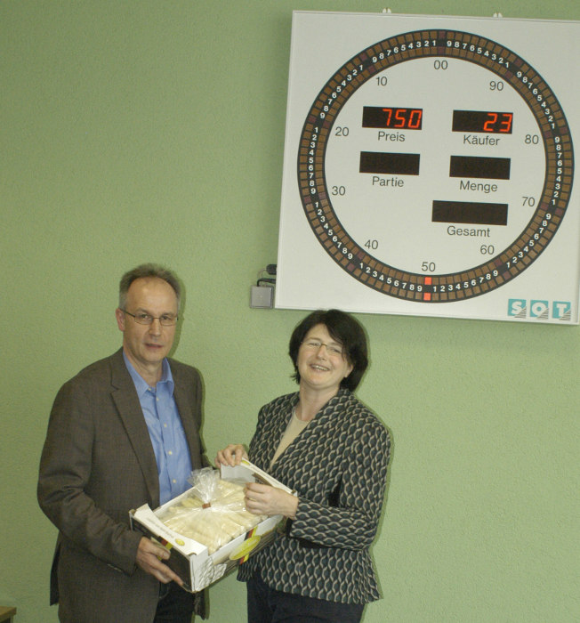 Ein kleiner historischer Akt: Die erste Spargelversteigerung des Jahres am 2. April 2014 ist gleichzeitig der letzte Start einer Spargel-Versteigerungssaison unter der berühmten Versteigerungsuhr der Obst- und Gemüse-Absatzgenossenschaft.