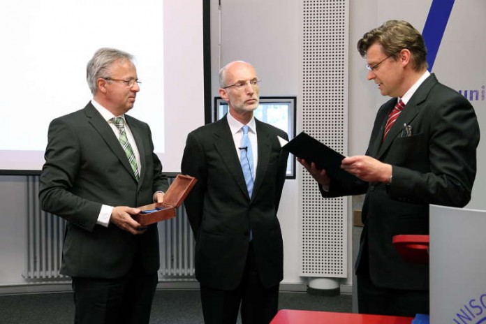 Prof. Dr. Stuart Parkin (Mitte), mit Prof. Dr. Helmut J. Schmidt,links und Prof. Dr. Volker Schünemann