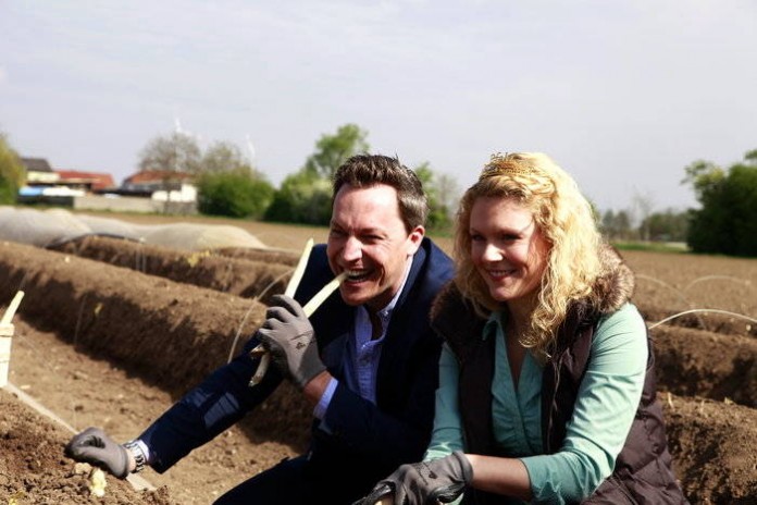 Sternekoch Klaus Velten mit der Pfälzer Weinkönigin Janina Huhn beim Spargelstich in Haßloch