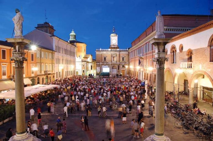 Der historische Platz in Ravenna: Piazza del Popolo