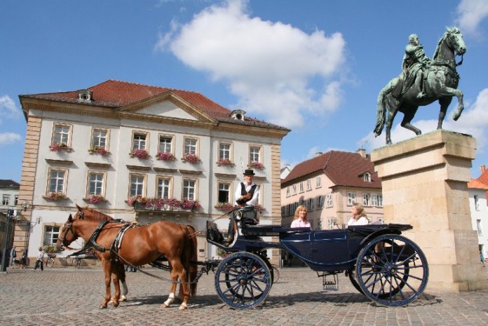 Das Büro für Tourismus Landau bietet Kutschfahrten durch die Landauer Innenstadt an.