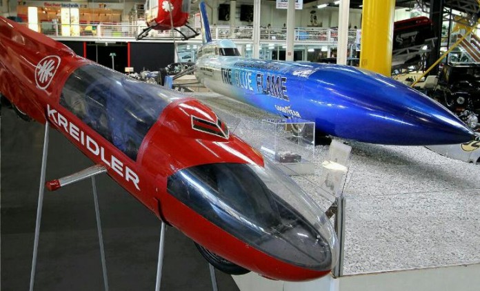 Zwei Redkordfahrzeuge, die an diesem legendären Ort Geschichte geschrieben haben, können derzeit im Auto & Technik Museum Sinsheim bewundert werden – das Raketenauto „The Blue Flame“ und die Kreidler „Zigarre“.