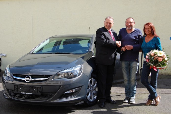 Übergabe des Hauptgewinns in der PS-Monatsauslosung März – ein Opel Astra. Gewonnen haben Kunden aus Neustadt. Die Übergabe fand am letzten Montag in der Filiale Talstraße statt.