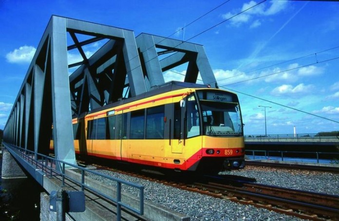 AVG: Stadtbahn auf der Rheinbrücke bei Wörth