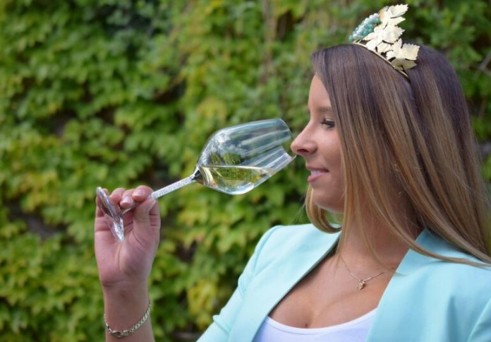 Gebietsweinkönigin Franziska Jourdan freut sich auf die große Probe derJungweine beim Bergsträßer Weintreff (26. April von 15 bis 21 Uhr) im südhessischen Bensheim.