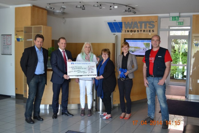 Nachhaltige Familienhilfe liegt ihnen am Herzen: (v.l.) Andreas Becker, Geschäftsführer Ulrich Schehl und Ute Schaurer von Watts Industries mit Viola Sauter und Sina Kaimer vom Kinderschutzbund sowie Markus Kraneis vom Betriebsrat des Unternehmens.