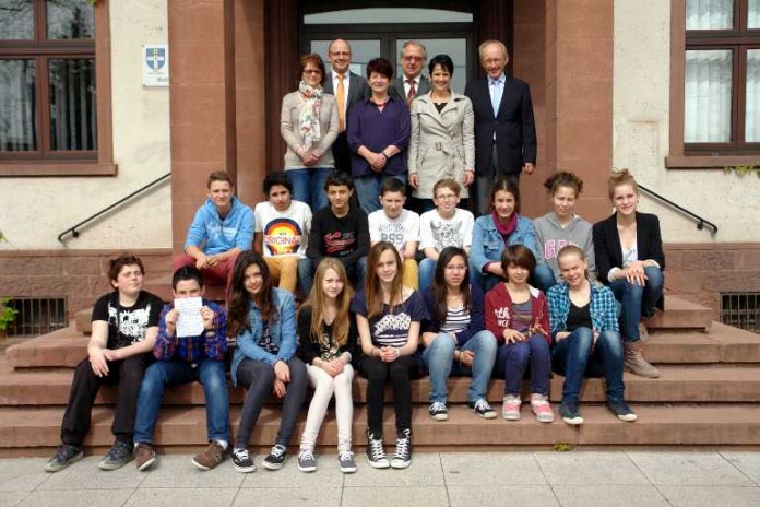 16 Schülerinnen und Schüler begleitet von ihrer Deutschlehrerin Maria Charvolin und ihrer Englischlehrerin Moira Brun vom Collège Jean Moulin in Trévoux