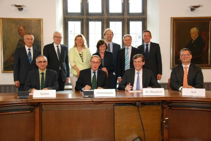 Bei der Unterschrift des Konzessionsvertrages.