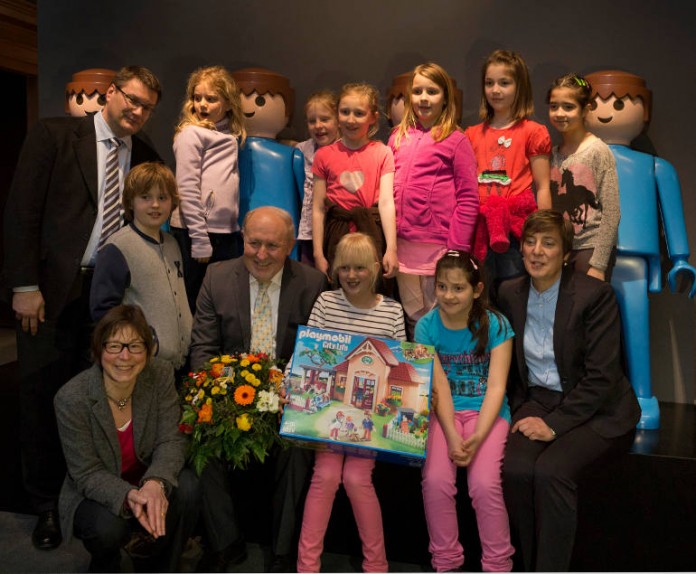 Museumsdirektor Dr. Eckart Köhne, Ausstellungskuratorin Cathérine Biasini, Werner Schineller (Vorsitzender des Vorstands der Stiftung Historisches Museum der Pfalz), die 100.000ste Besucherin Julia Gradt zusammen mit ihren Freunden und Judith Weingart.