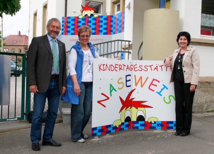 v.l.: Ortwin Kafitz, SWK Bereichsleiter Handel und Vertrieb, Beate Rudat, Bürgermeisterin der Ortsgemeinde Hirschhorn und Bettina Bastian, SWK Abteilungsleiterin Vertrieb.