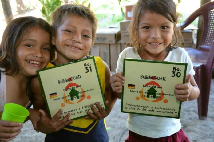 Diese Kinder freuen sich und wohnen bereits in Haus Nr. 1 und Nr. 2.