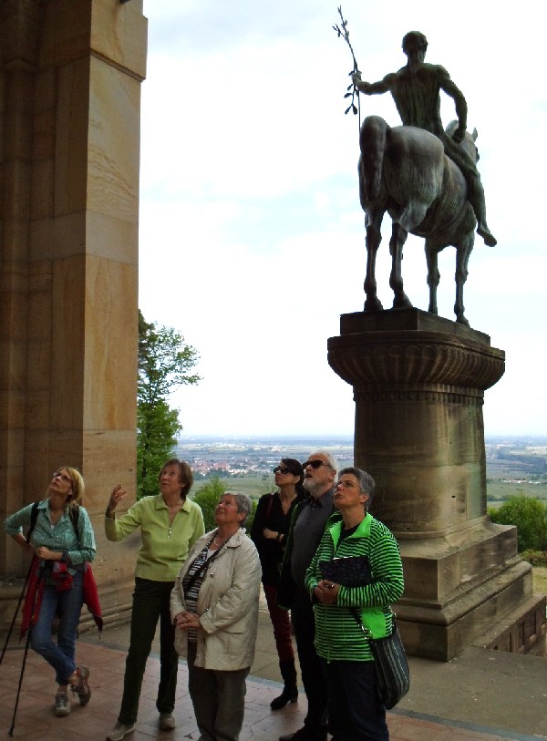 Die GästeführerInnen der Interessengemeinschaft Südpfalz erfuhren viel über das Friedensdenkmal.