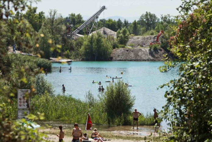 Gefahr geht von den Kieshügeln am Epplesee aus. Der Aufenthalt ist dort verboten.