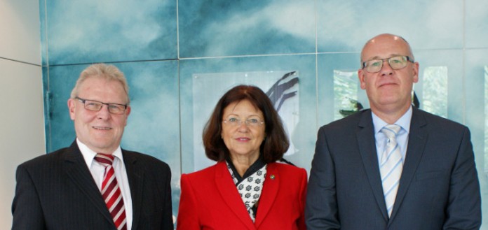 Landrätin Theresia Riedmaier würdigte MBB Geschäftsführer Klaus Müller (links im Bild) für seine Verdienste und stellte seinen Nachfolger Uwe König (rechts) vor.