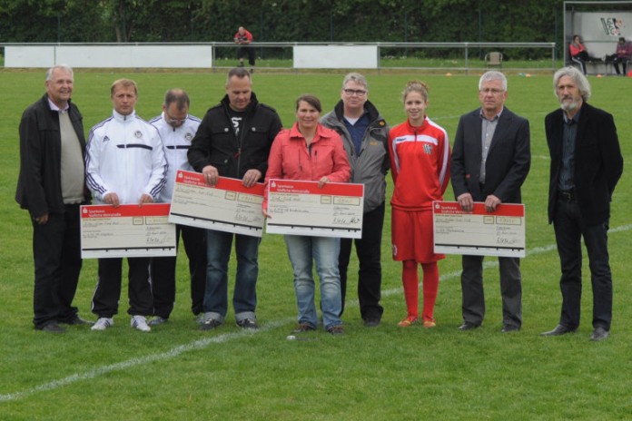 Scheckübergabe im Spiel des 1. FFC Niederkirchen gegen TuS Wörrstadt
