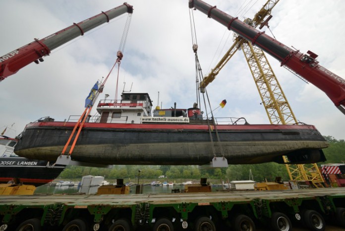 Foto des Rheinschleppers Glarus beim „schweben“ auf den Tieflader.