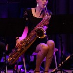 Isabell Wasmuth am Baritonsaxophon.