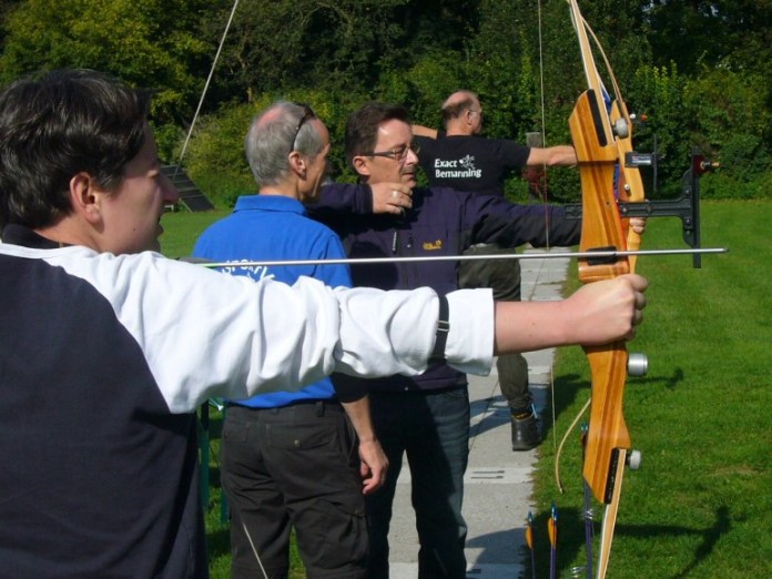 Auch Bogenschießen - hier beim Polizeisportverein - ist Teil der 1. Karlsruher Oberwaldmeile