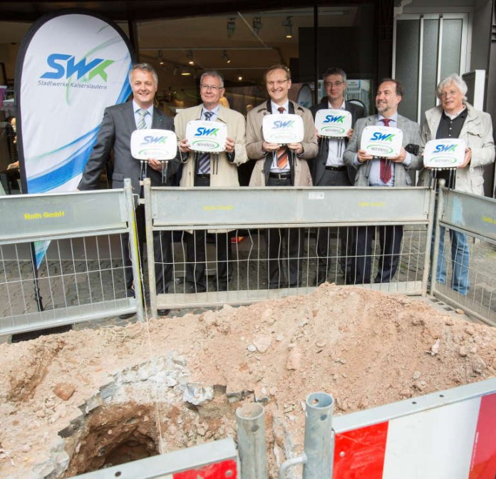 v.l.n.r. Markus Vollmer, Vorstandsmitglied SWK, Dr. Klaus Weichel, Oberbürgermeister, Roland Warner, Vorstandsmitglied SWK, Dr. Bernd Reuther, TU Kaiserslautern, Dr. Hans-Günther Clev, Zukunftsregion Westpfalz Prof. Dr. Paul Müller TU Kaiserslautern