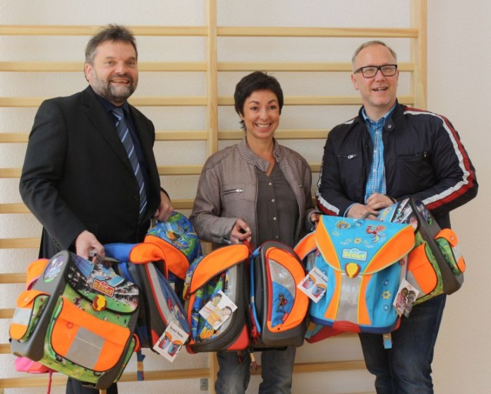 Auch in diesem Jahr übergaben Wolf Bergau (re.) und Simone Schmidt 50 Markenschulranzen an Bürgermeister Ingo Röthlingshöfer.