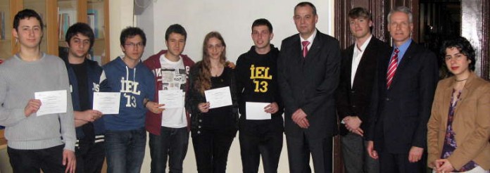 Dr.-Ing. Parya Memar (ISGS), Dr. Volker Schult (Istanbul Lisesi, v.r.n.l.) und Dr. Stefan Lach (Fachbereich Physik, vierter von rechts) mit Schülern.
