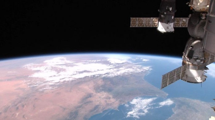 Die vier HDEV-Kameras blicken vom Columbus-Modul der ISS auf die Erdoberfläche. Neben den Landmassen und Ozeanen sind auch Wolkenformen, rauchende Vulkanschlote und Gezeiten gut zu erkennen.