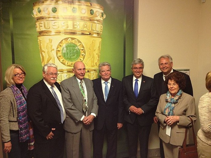 v.l.: Lene Lewentz, Walter Desch (stellvertretender Vorsitzender der Fritz-Walter-Stiftung), Horst Eckel, Joachim Gauck, Roger Lewentz, Dr. Hans-Dieter Drewitz (DFB-Vizepräsident) und Hannelore Eckel.
