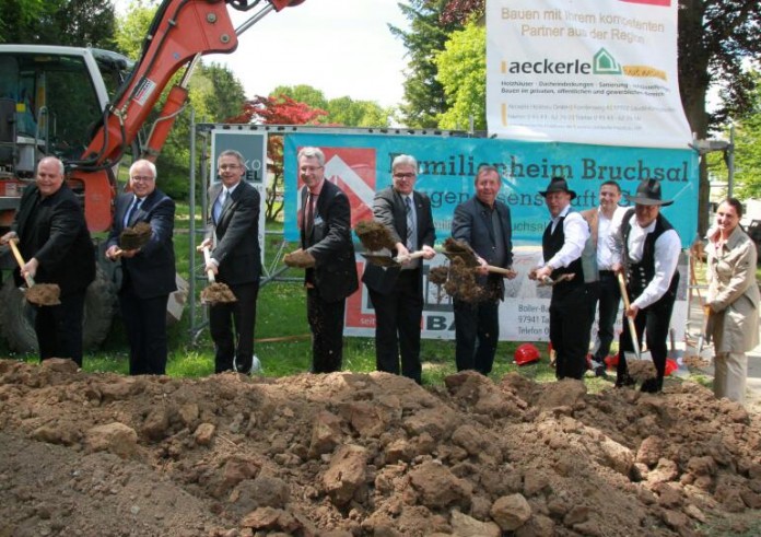 Architekt Heiko Zirpel, Bürgermeister Tony Löffler, Landrat Dr. Christoph Schnaudigel, Geschäftsführer Martin Radke, Kreisräte Markus Rupp und Richard Schleicher, Vertreter der Baufirma, Amtsleiterin Sylvia Tröger.