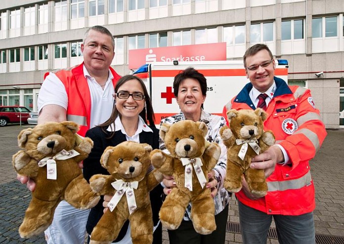 Elke Rottmüller (2.v.r.), stellv. Vorstandsmitglied der Sparkasse Vorderpfalz, übergab 360 Teddys an Dr. Anna Meinhardt (2.v.l.), Andreas Pudritzki (l.) und Stephan Theis (r.) vom DRK. Diese sollen künftig die kleinen Rettungsdienst-Passagiere trösten.