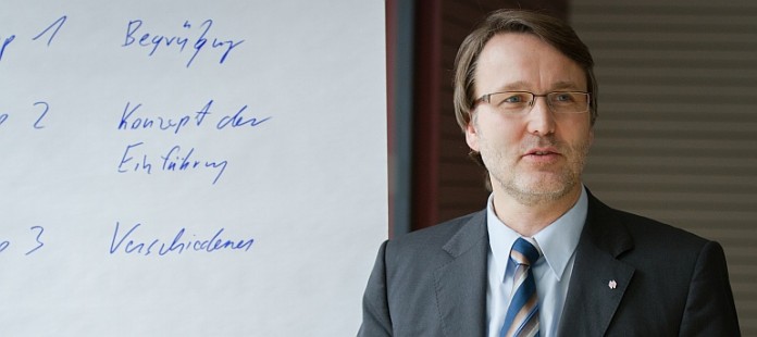 Klaus Eisold, Jg. 1961, ist Diplom-Ökonom und seit September 2010 Kanzler der Hochschule Ludwigshafen am Rhein.