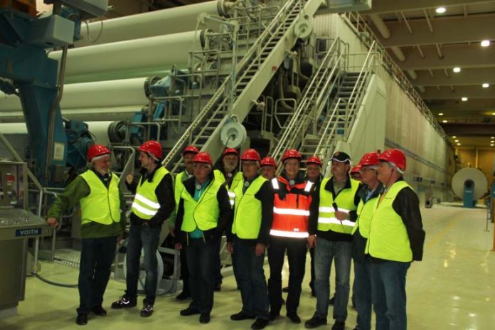 Vertreter der Vereine, die in Karlsruhe Papier sammeln sowie des Amts für Abfallwirtschaft besuchten die Papierfabrik Maxau des Konzerns Stora Enso.
