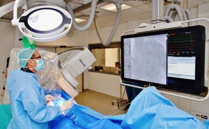 Am Kreiskrankenhaus Bergstraße ist ein neues Katheterlabor in Betrieb genommen worden. Die Einrichtung hat zentrale Bedeutung in der Diagnostik und Therapie von Herzinfarkten, aber auch andere Herzerkrankungen können untersucht und behandelt werden.