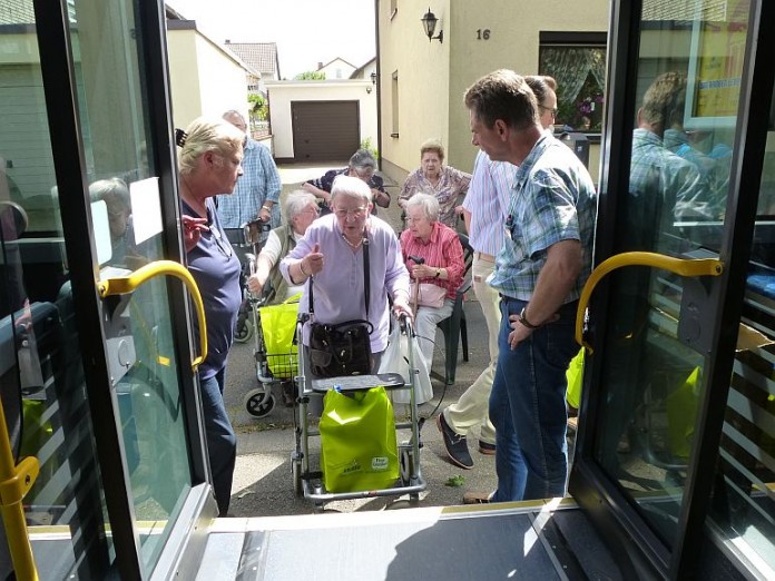 Foto vom Rollatorkurs am Bus