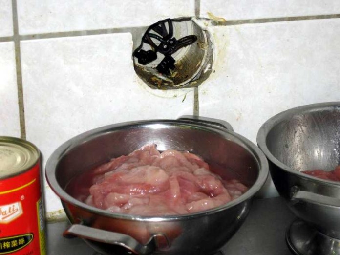 Fleisch in einer beanstandeten Küche