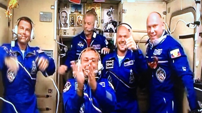 Nach einem sechsstündigen Express-Flug und einem rund zweistündigen Andockmanöver sind Alexander Gerst (2. von rechts), Reid Wiseman (links) und Maxim Surajew (Mitte) glücklich an Bord der ISS angekommen.
