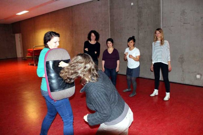 Selbstverteidigungskurs in der "Turnhalle Plus X"