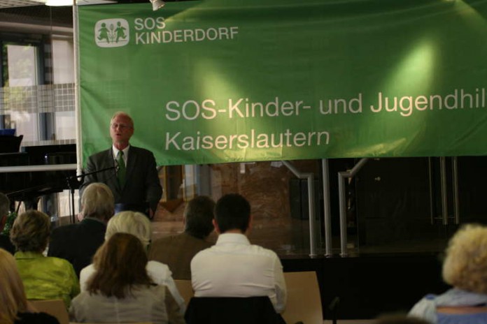 Beigeordneter Färber bei seiner Ansprache