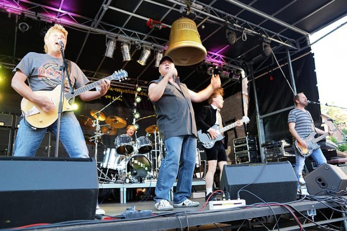 Die AC/DC Tribute-Band "Voltage" heizte die Stimmung auf.