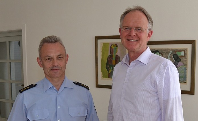 Polizeidirektor Thomas Sommerrock und der Landauer Oberbürgermeister Hans-Dieter Schlimmer