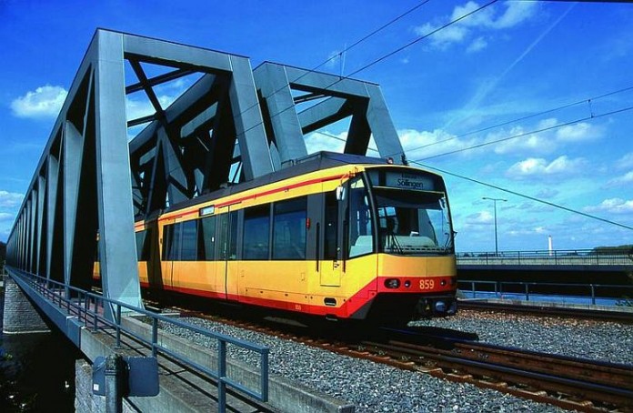 AVG: Stadtbahn auf der Rheinbrücke bei Wörth