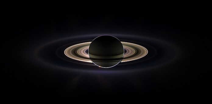 Bevor die Raumsonde Cassini am 19. Juli 2013 in den Schatten des Saturn flog, wurden 323 Aufnahmen geplant, auf denen die Ringe im Gegenlicht der hinter dem Saturn verborgenen Sonne erstrahlen. Die Bilder wurden zu diesem einmaligen Porträt zusammengefügt